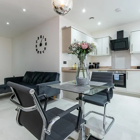 1 Bed Flat - In The Heart Of Centre Apartment