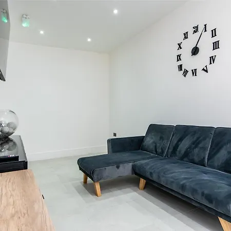 Apartment 1 Bed Flat - In The Heart Of Centre *